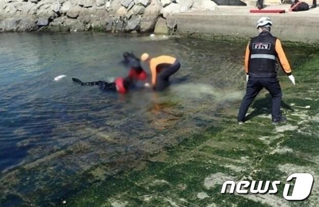 본문 이미지 - 지난 5월3일 부산 기장군 동백항 인근 바다에 스파크 차량이 추락한 사고 현장.(부산소방재난본부 제공) ⓒ 뉴스1