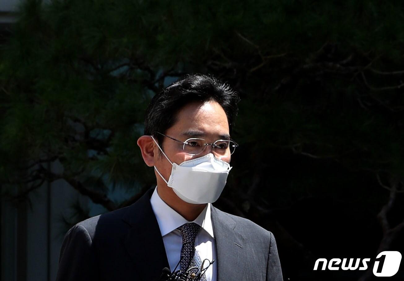 본문 이미지 - 8.15 광복절 특별복권이 결정된 이재용 삼성전자 부회장이 12일 서울 서초구 서울중앙지방법원을 나서고 있다. 2022.8.12/뉴스1 ⓒ News1 이성철 기자