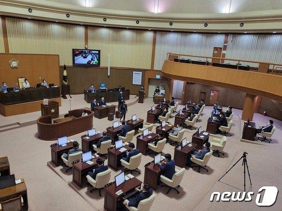 본문 이미지 - 진주시의회가 11일 본회의장에서 임시회를 열고 운영위원장 선출을 위한 투표를 하고 있다. 2022.7.11 ⓒ 뉴스1 한송학기자
