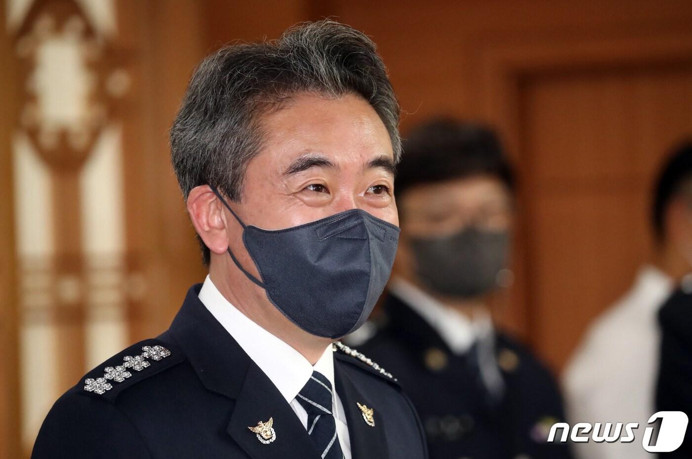 본문 이미지 - 윤희근 경찰청장이 12일 정부서울청사에서 열린 치안정감, 치안감 승진 임명장 수여식에 참석하고 있다. 2022.8.12/뉴스1 ⓒ News1 김명섭 기자