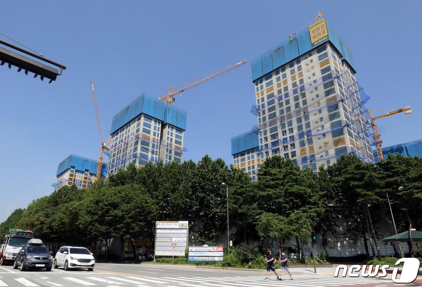 지난해 공사 중단 사태를 겪었던 서울 강동구 둔촌주공 재건축(올림픽파크포레온) 현장의  당시 모습. 2022.8.12/뉴스1 ⓒ News1 장수영 기자