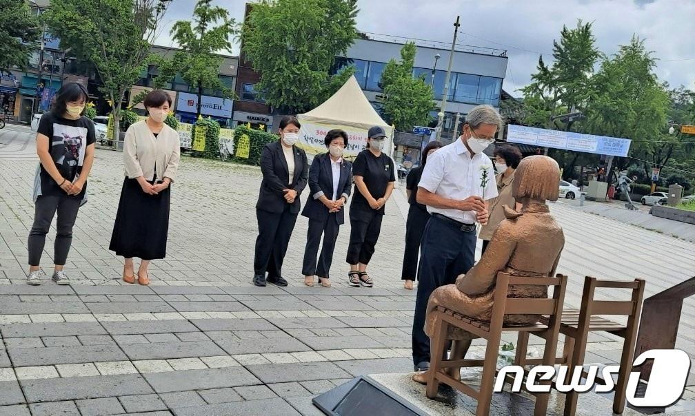 본문 이미지 - 12일 전주시 풍남문 광장 평화의 소녀상 앞에서 ‘일본군 위안부 피해자 기림의 날(8월14일)’ 행사가 개최되고 있다.(전주시 제공)