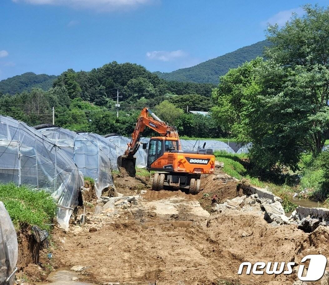 본문 이미지 - 12일 경기 양평군 옥현리 수해 현장에서 굴삭기가 복구작업을 하고 있다. 2022.08.12./ ⓒ News1 양희문 기자