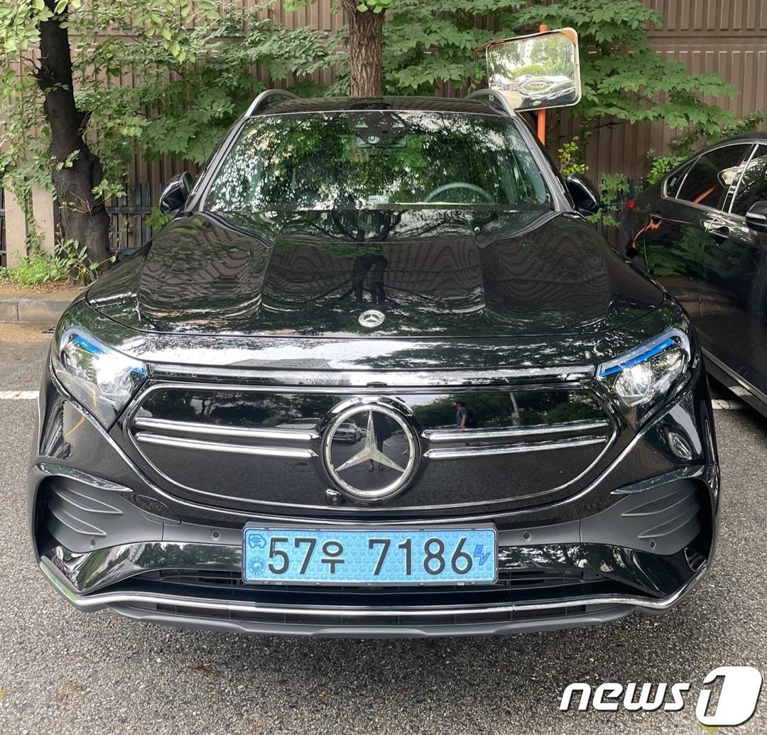 본문 이미지 - 메르세데스-벤츠의 '더 뉴 EQB 300 4MATIC AMG 라인'.  