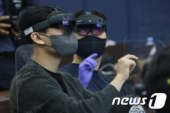 본문 이미지 - 2021년 5월 27일 포항공대 전자전기공학과 LG연구동에서 열린 가상(VR),증강(AR), 혼합현실(MR) 겸용 강의실에서 학생들이 수업 모습을 재현하고 있다. (사진은 기사 내용과 관련이 없음) 뉴스1 ⓒ News1 최창호 기자