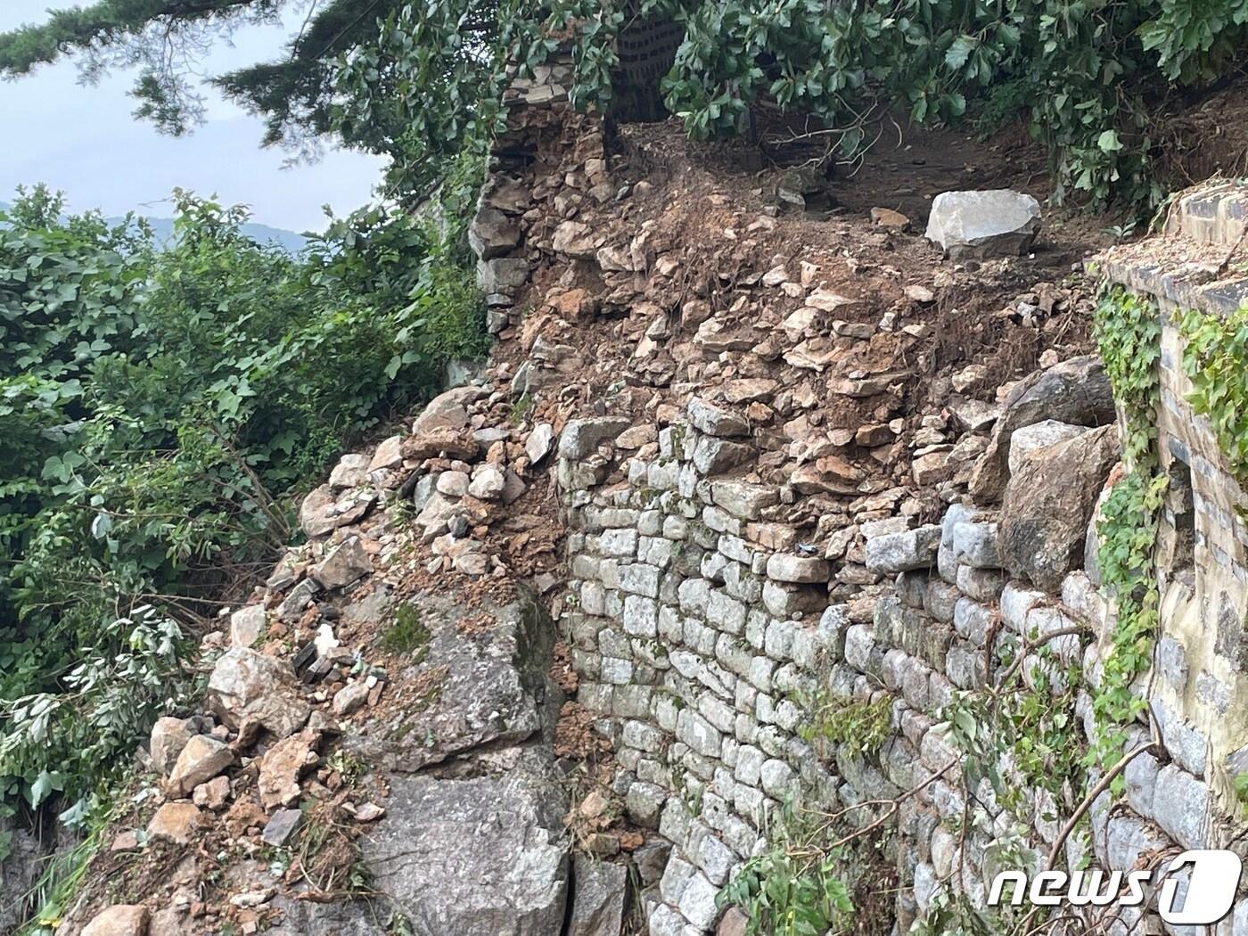 본문 이미지 - 국가지정문화재 59호이자 유네스코 세계문화유산인 남한산성의 일부 성곽이 지난 8일 광주지역에 내린 집중호우로 인해 무너지는 피해를 본 것으로 확인됐다. (경기도 제공)