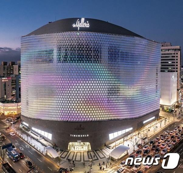 본문 이미지 -  갤러리아타임월드 야간 전경.