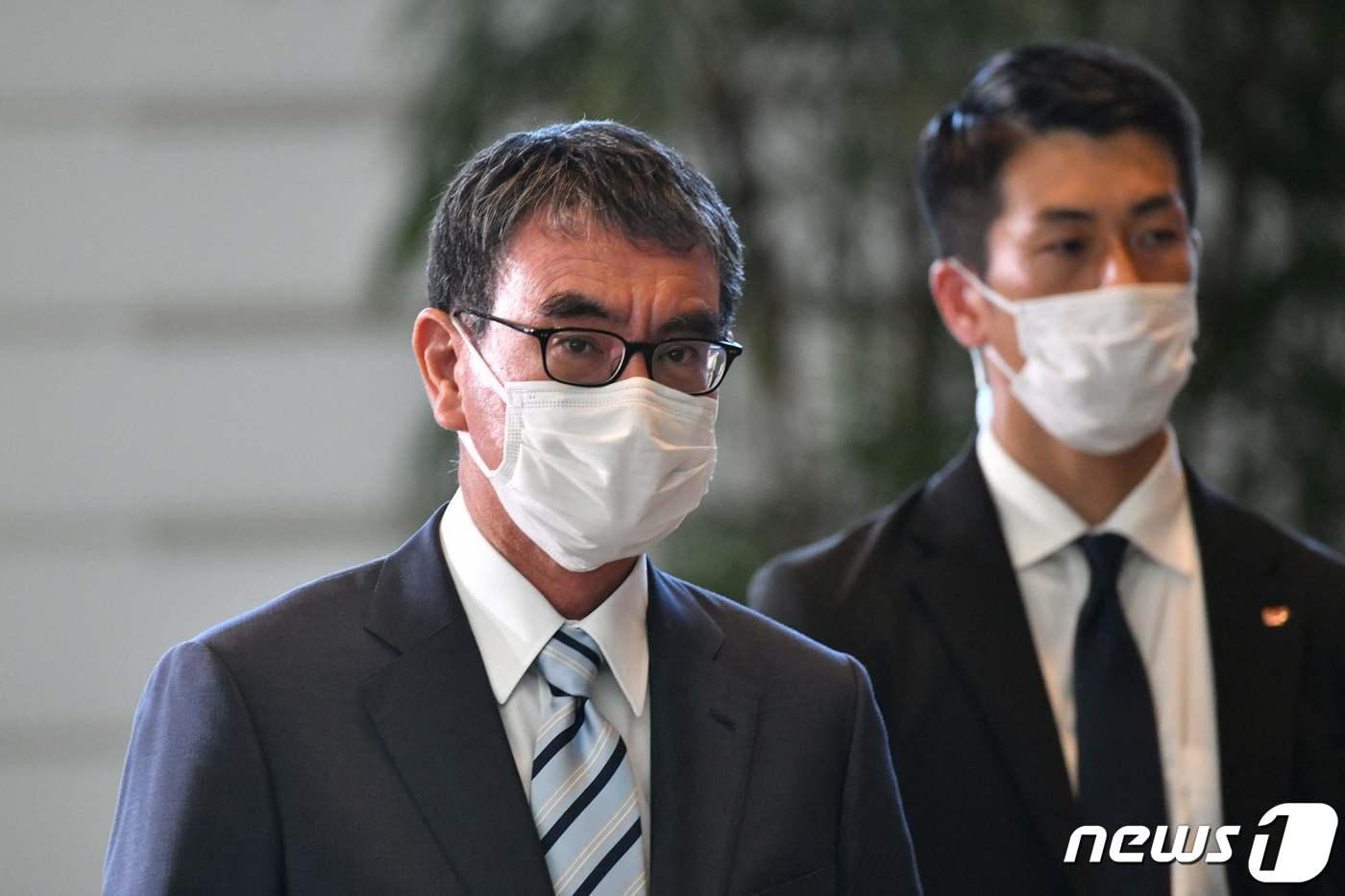 본문 이미지 - 고노 다로 일본 디지털담당상이 10일 총리 관저에 도착하고 있다. ⓒ AFP=뉴스1 ⓒ News1 강민경 기자