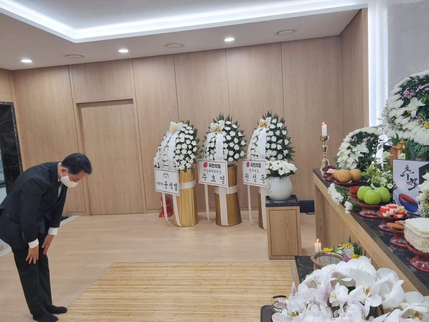 본문 이미지 - 박민식 국가보훈처장이 윤석열 대통령을 대신해 별세한 국군 귀환용사 이규일씨를 조문하고 있다.(보훈처 제공)