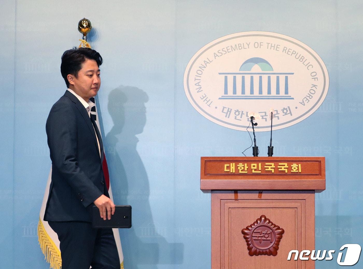 본문 이미지 - 이준석 국민의힘 대표가 13일 서울 여의도 국회 소통관에서 기자회견을 위해 단상에 오르고 있다. 2022.8.13/뉴스1 ⓒ News1 이성철 기자