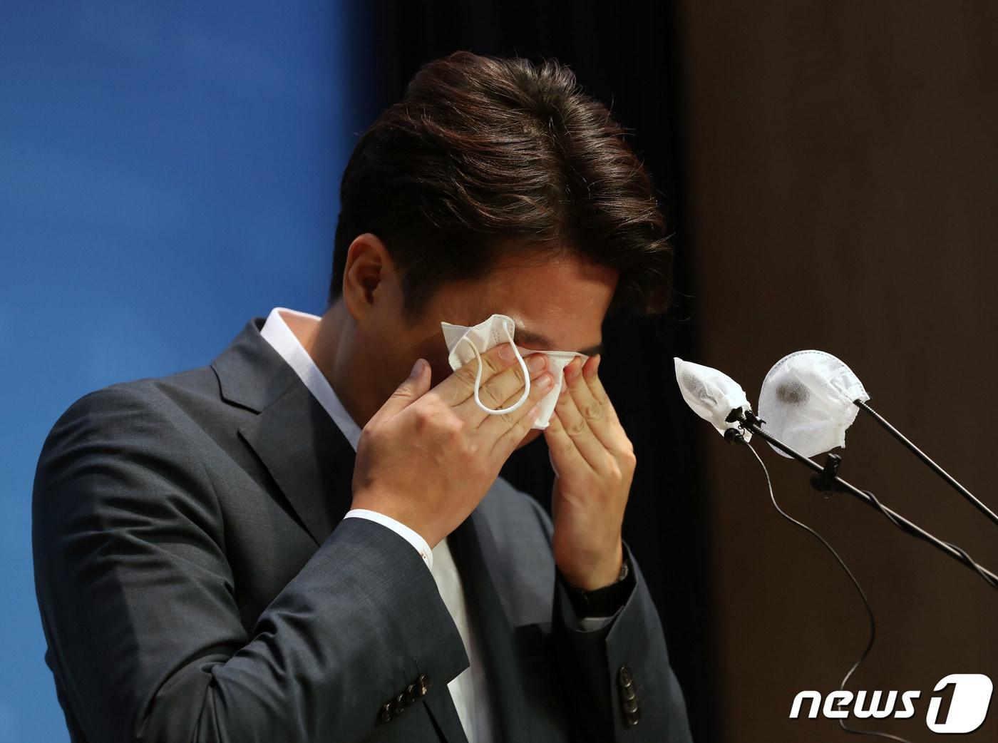 본문 이미지 - 이준석 국민의힘 대표가 13일 서울 여의도 국회 소통관에서 열린 기자회견에서 마스크로 눈물을 닦고 있다. 이 대표는 당 중앙윤리위원회로부터 당원권 정지 6개월 중징계를 받은 이후 36일만인 이날 처음으로 공식 석상에 모습을 드러냈다.  ⓒ News1 이성철 기자