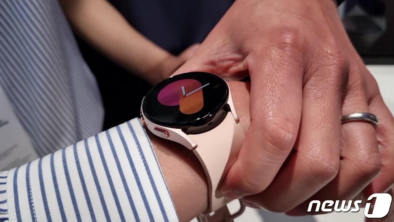 본문 이미지 -  미국 뉴욕 갤럭시 제품 체험관에서 갤럭시워치5를 손목에 찬 모습. .2022.08.10. 오현주 기자 