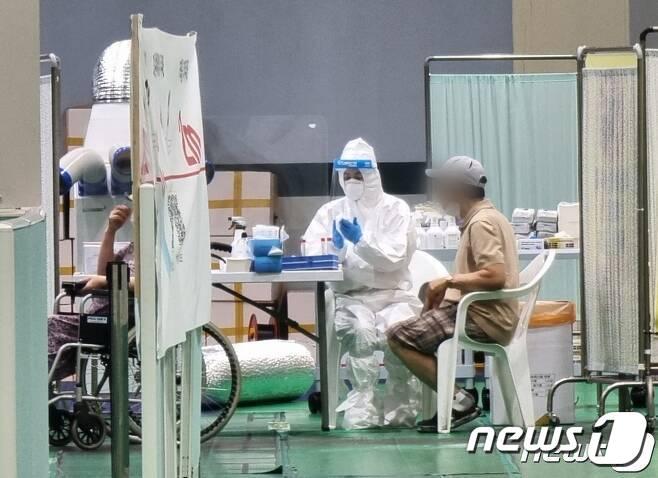 본문 이미지 - 지난 7월6일 오후 전북 전주시 화산체육관 선별진료소에서 시민들이 코로나19 PCR검사를 받고있다.2022.7.6/ⓒ 뉴스1 이지선기자