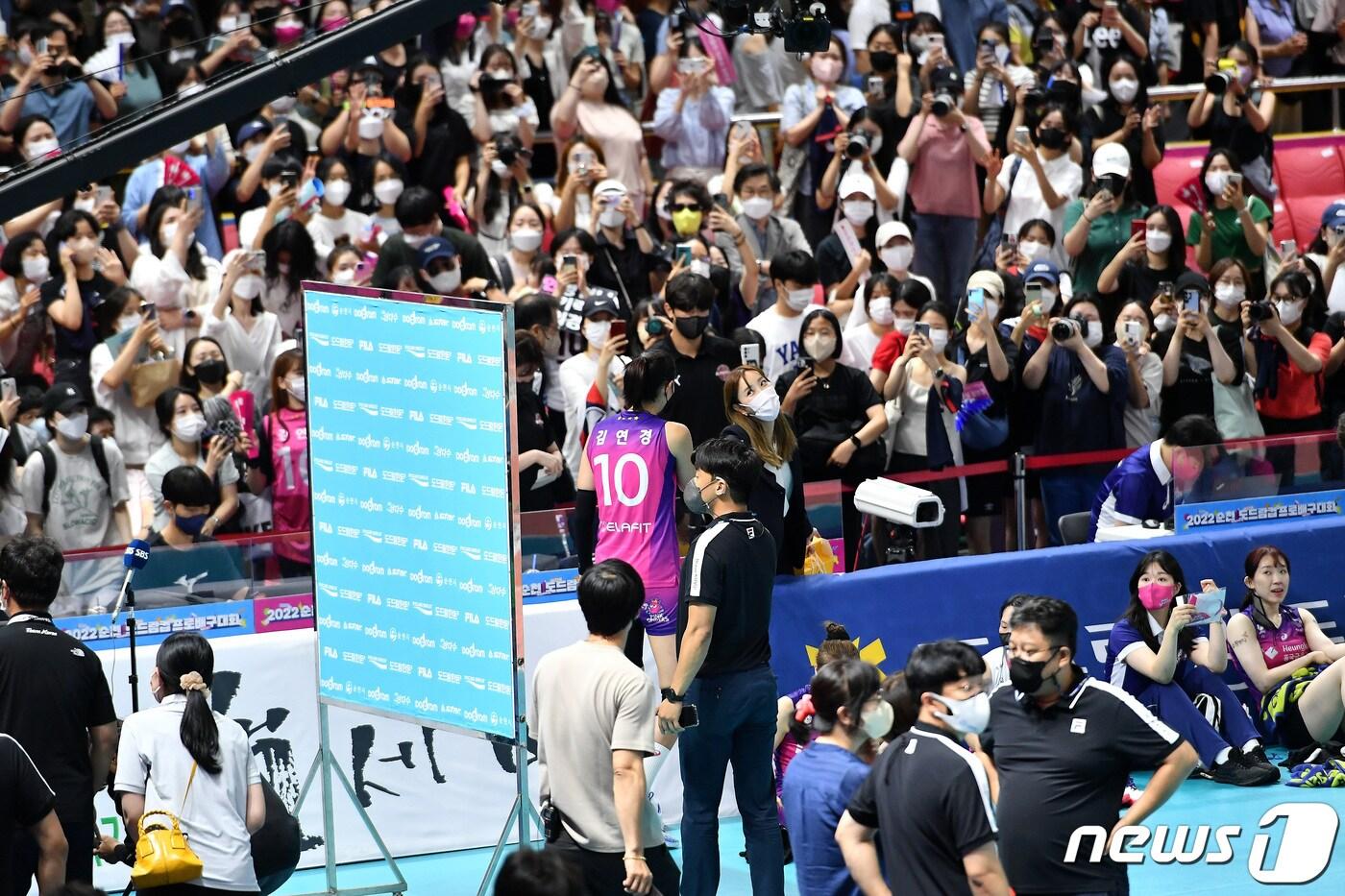 본문 이미지 - 흥국생명 김연경이 13일 전남 순천시 팔마실내체육관에서 열린 2022 순천 도드람컵 프로배구대회 여자부 흥국생명과 IBK기업은행의 경기에서 팬들과 인사를 나누고 있다.  (KOVO 제공) 2022.8.14/뉴스1