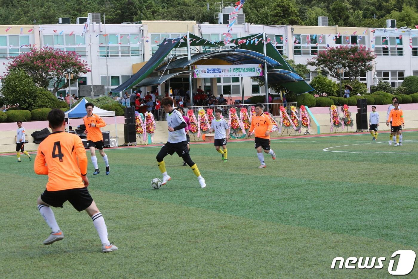 본문 이미지 - 2019년 열린 해남군 화산면의 광복기념 체육대회 모습. 광복절을 기념해 매년 8월15일 면민의날을 겸한 행사를 개최한다.