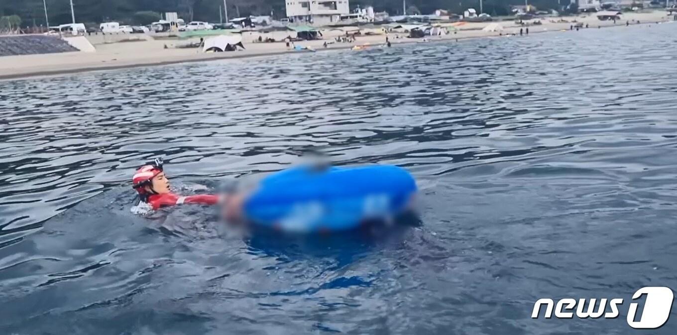 본문 이미지 - 14일 오전 11시26분쯤 경북 포항시 남구 구룡포읍 신창간이해변에서 물놀이 중 외항으로 떠내려 가던 60대 A씨가 긴급출동한 해경구조대에 구조됐다..(포항해양경찰서제공)2022.8.14/뉴스1 