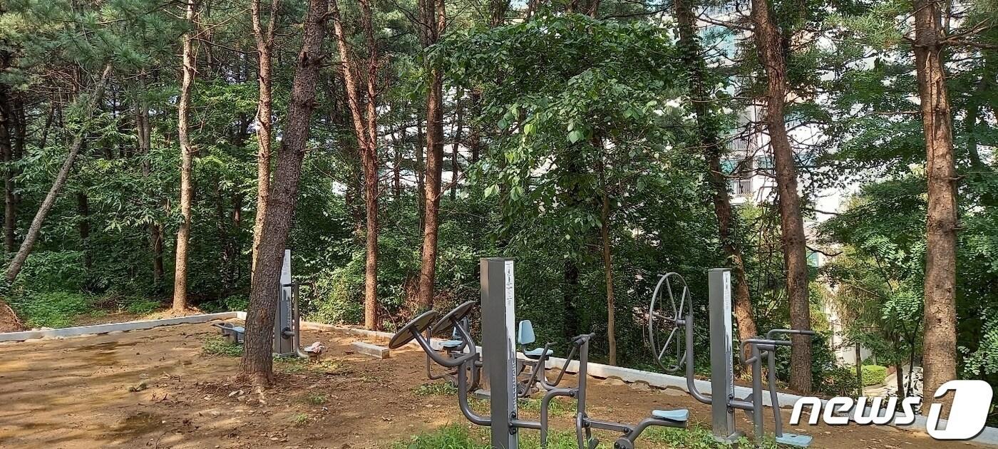 본문 이미지 - 불법 농작물 재배 등으로 훼손이 심한 곳을 운동시설로 탈바꿈시킨 남양주시 진접 장현 원일에이플러스아파트 뒷동산 일대. /뉴스1