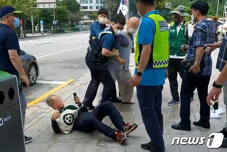 본문 이미지 - 14일 서울 강남구 삼성동 봉은사 앞에서 승려 2명이 조계종 노조원을 폭행하는 사건이 발생했다. 또한 폭행과정에서 승려들은 인분으로 추정되는 오염물을 노조원 A씨에게 뿌렸던것으로 확인됐다. 이들은 이날 오전 10시30분쯤 자승 스님의 총무원장 선거개입 중단과 봉은사·동국대 공직 퇴진을 촉구하며 1인 시위에 나선 조계종 A씨를 폭행한 혐의를 받고 있다. 한편 조계종 소속 승려들은 경찰 조사에서 쌍방폭행을 주장한 것으로 전해졌다. 이에 경찰은 승려와 피해자를 차례로 불러서 조사할 계획이다.(조계종 민주노조 제공) 2022.8.14/뉴스1 ⓒ News1 민경석 기자