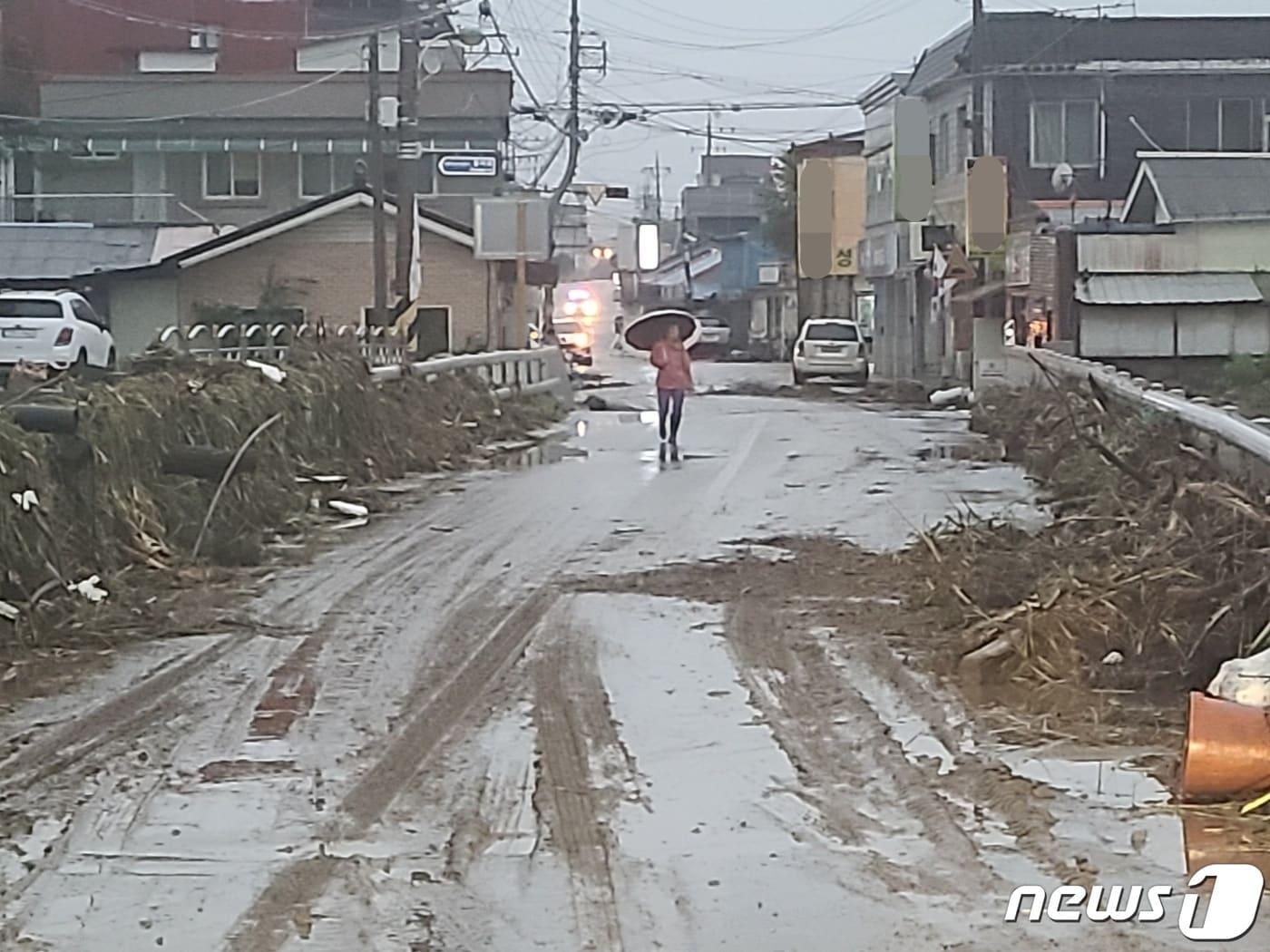 본문 이미지 -  부여군 은산면 시가지에서 걸어나온 한 주민이 다리에 서서 은산천 하류 방향을 바라보고 있다. ⓒ News1 