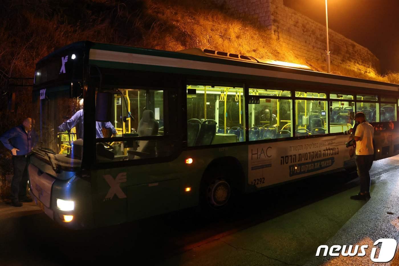 본문 이미지 - 동예루살렘 올드시티에서 14일 유대교 순례자들을 태운 버스가 괴한의 총격을 받아 7명이 부상했다. ⓒ AFP=뉴스1