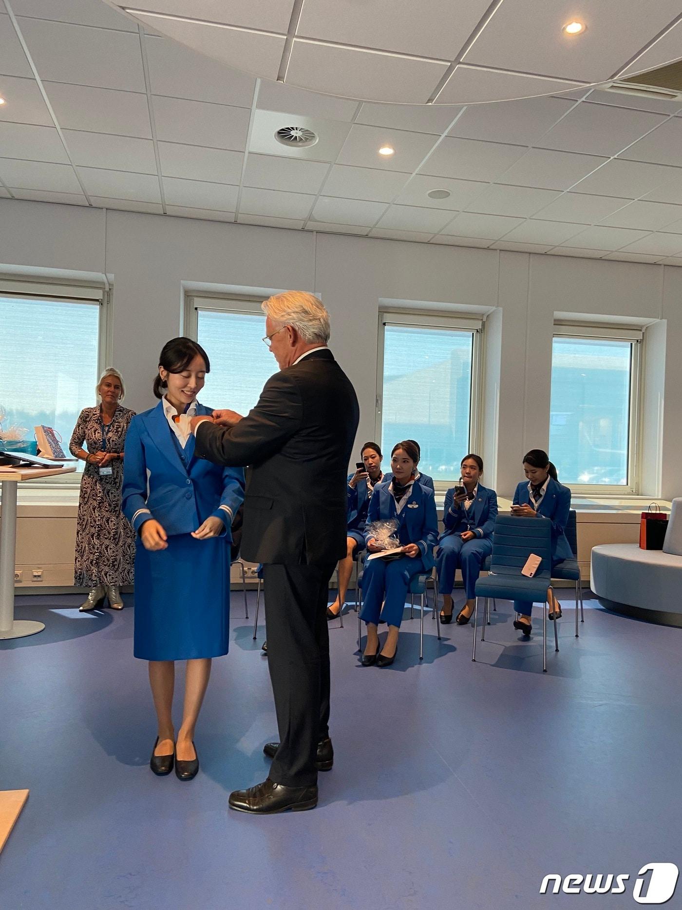 본문 이미지 - 최종관문인 8주간의 승무원 안전교육을 모두 통과한 KLM 한국인 승무원들이 윙배지를 수여받았다. ⓒ 차현정