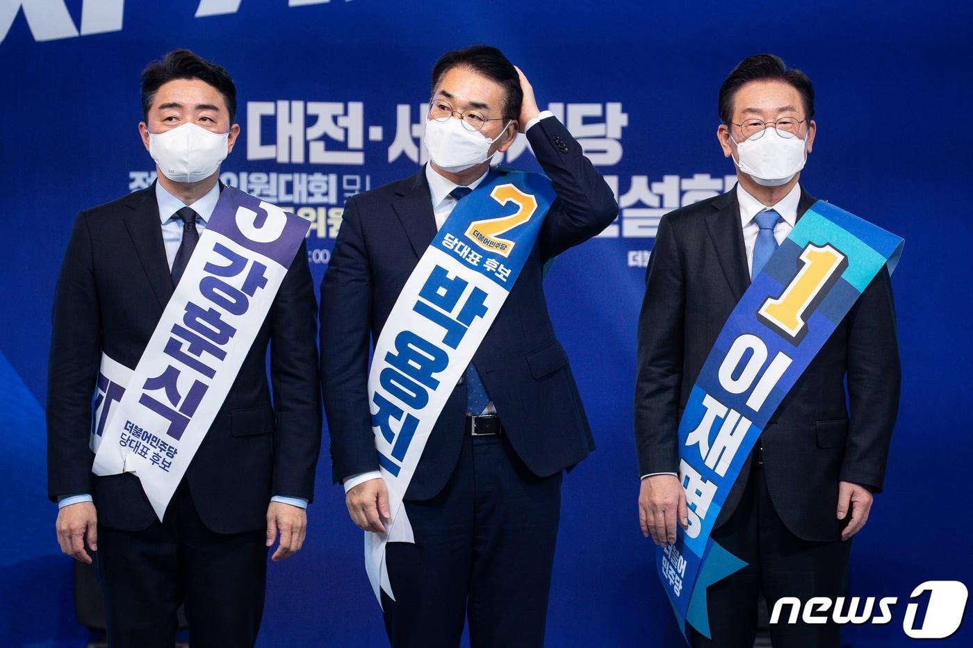본문 이미지 - 더불어민주당 당대표 후보자들이 14일 대전 한밭종합운동장 충무실내체육관에서 열린 민주당 당대표 및 최고위원 후보자 대전·세종시당 합동연설회에 참석하고 있다. 왼쪽부터 강훈식, 박용진, 이재명 후보. 2022.8.14/뉴스1 ⓒ News1 유승관 기자