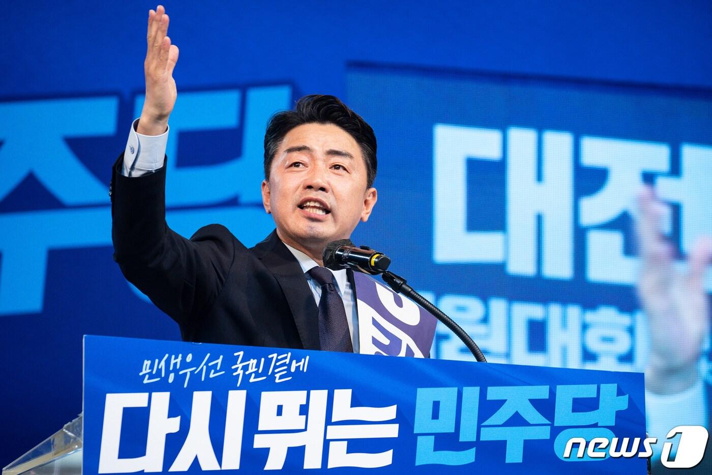 본문 이미지 - 더불어민주당 당권에 도전하는 강훈식 의원(충남 아산을)이 14일 대전 충무체육관에서 열린 대전·세종 합동연설회에서 정견 발표를 하고 있다. ⓒNews1 유승관 기자
