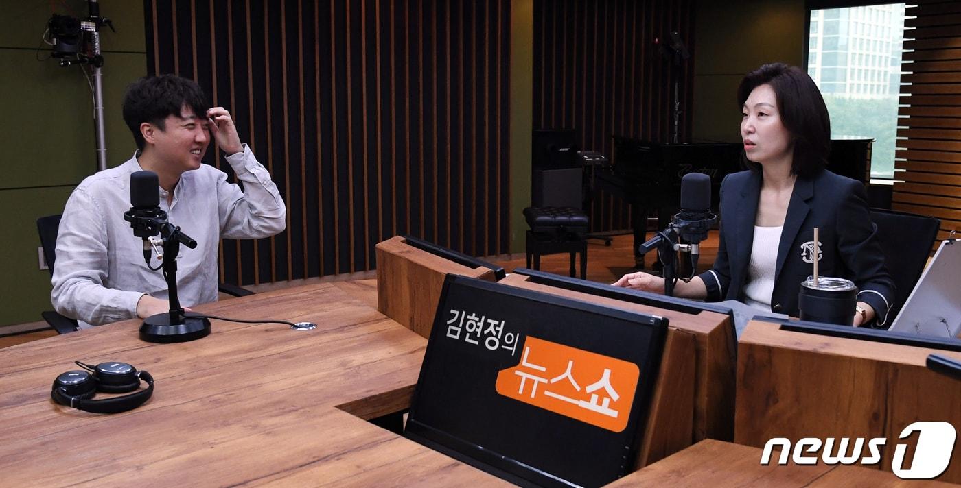 이준석 국민의힘 대표가 15일 오전 서울 양천구 CBS사옥을 방문, CBS라디오 ‘김현정의 뉴스쇼’ 에 출연해 앵커와 대화를 나누고 있다. 2022.8.15/뉴스1 ⓒ News1 국회사진취재단