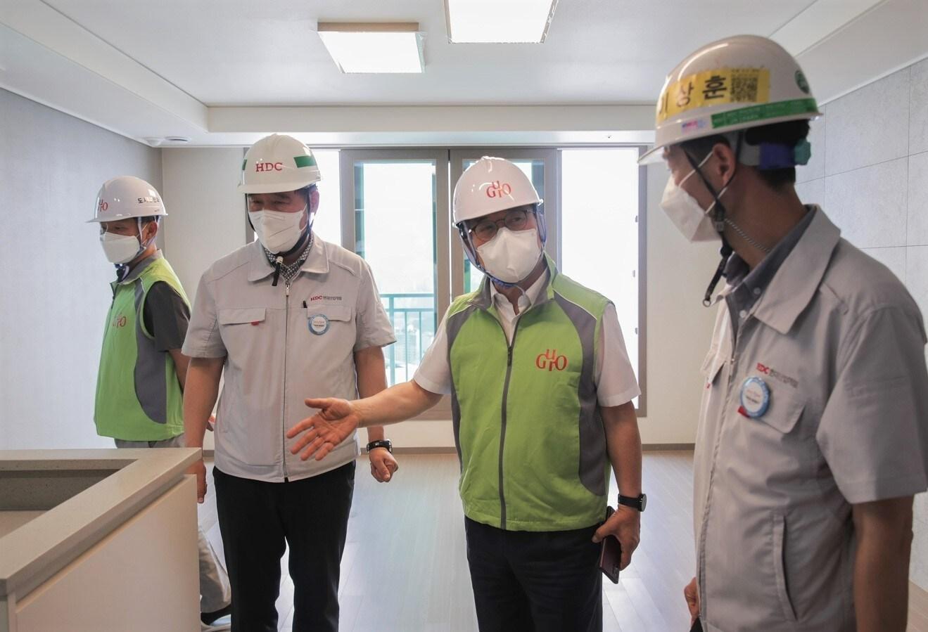 본문 이미지 - 지난 12일 문헌일 구로구청장(오른쪽 2번째)이 서울 구로구 소재 '고척 아이파크'를 방문해 준공 점검을 시행하는 모습. (HDC현대산업개발 제공)