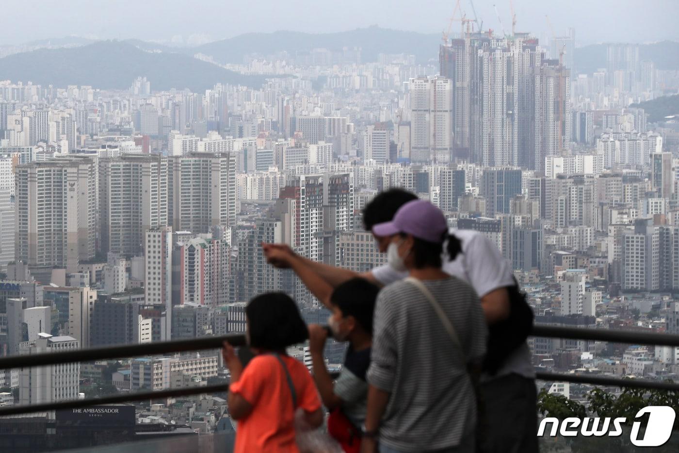 아파트 밀집 지역 바라보는 시민들(뉴스1 DB)