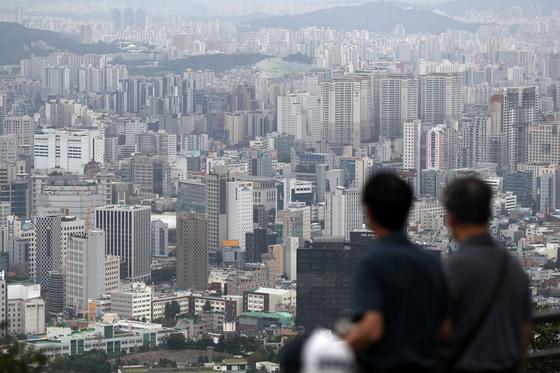 본문 이미지 - 서울 중구 남산에서 바라본 서울 시내 아파트 등 주택 밀집 지역 모습. 2022.8.15/뉴스1 ⓒ News1 민경석 기자