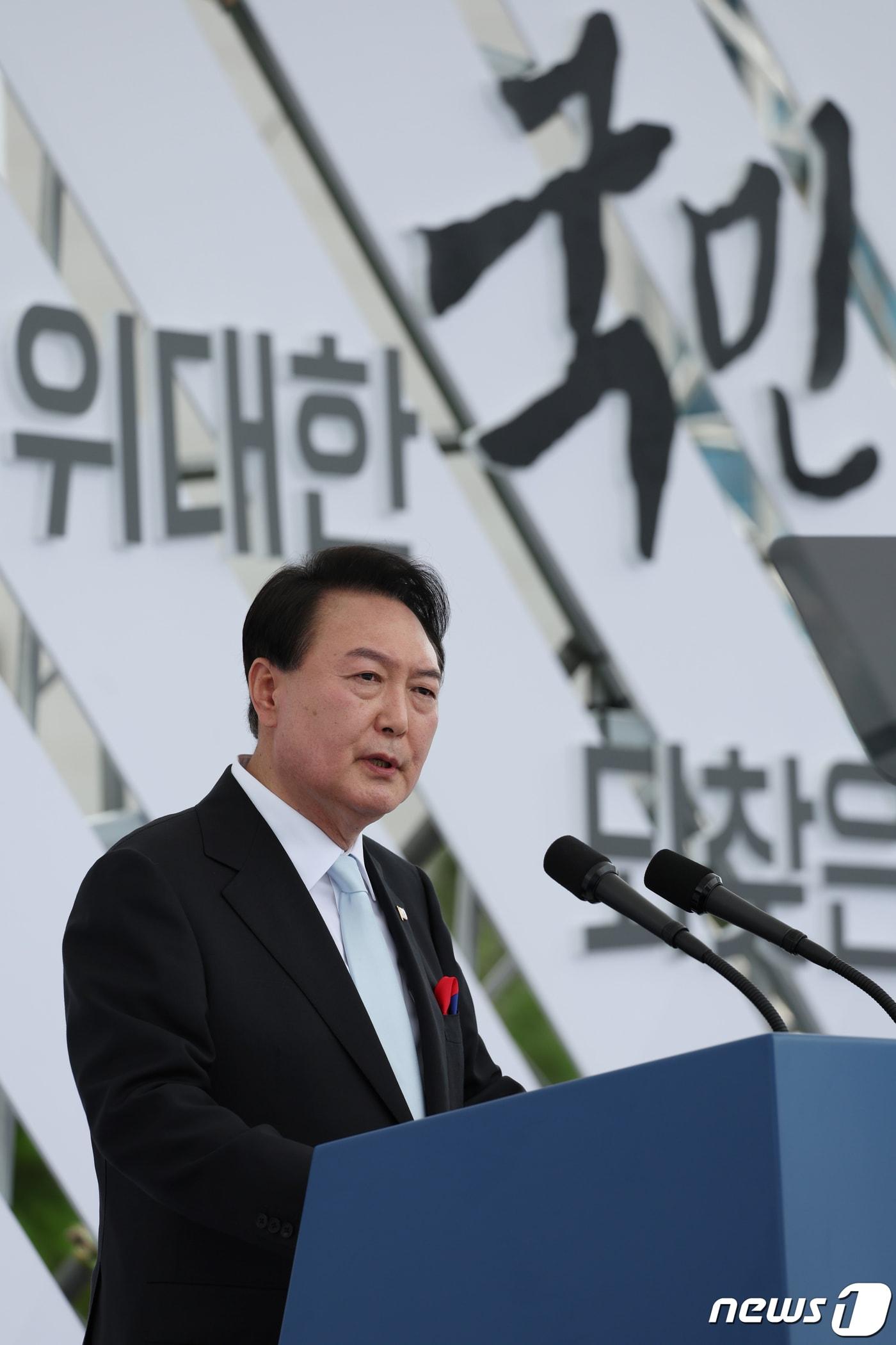 본문 이미지 - 윤석열 대통령이 15일 용산 대통령실 잔디마당에서 열린 제77주년 광복절 경축식에서 경축사를 하고 있다. (대통령실 제공) 2022.8.15/뉴스1 ⓒ News1 안은나 기자