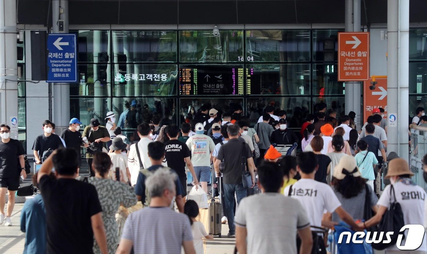 본문 이미지 - 광복절 연휴 마지막날인 15일 여행을 마친 관광객들이 제주국제공항 출발장으로 향하고 있다.2022.8.15/뉴스1 ⓒ News1 고동명 기자
