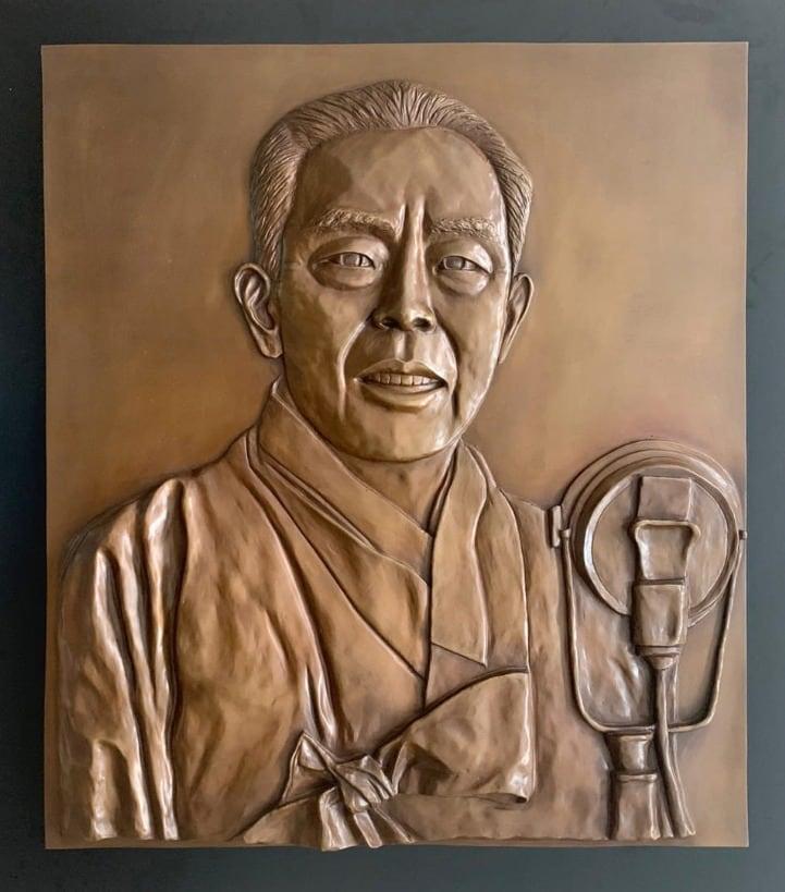 본문 이미지 - 광복 77주년을 맞아 배우 송혜교가 서경덕 성신여대 교수와 함께 김규식 임시정부 부주석의 청동부조 작품을 중국 중경 임시정부청사 김구 주석 사무실에 기증했다. (서경덕 페이스북 갈무리) ⓒ 뉴스1 