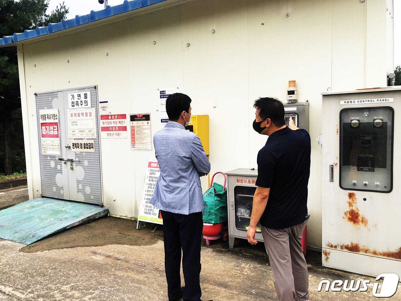 본문 이미지 - 지난해 유해화학물질 관리 사각지대 실태조사 모습. (서산시 제공)