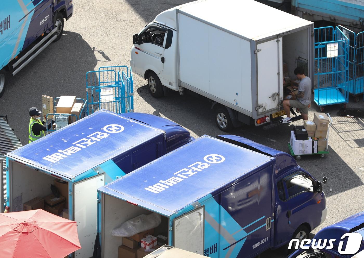 서울의 한 택배물류센터에서 택배노동자들이 배송 준비 작업을 하고 있다. (사진은 기사 내용과 무관함) 2022.8.16/뉴스1 ⓒ News1 신웅수 기자