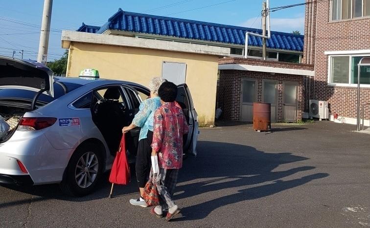 본문 이미지 - 서천 비인면 주민들이 행복택시를 이용하고 있다.(서천군 제공) 