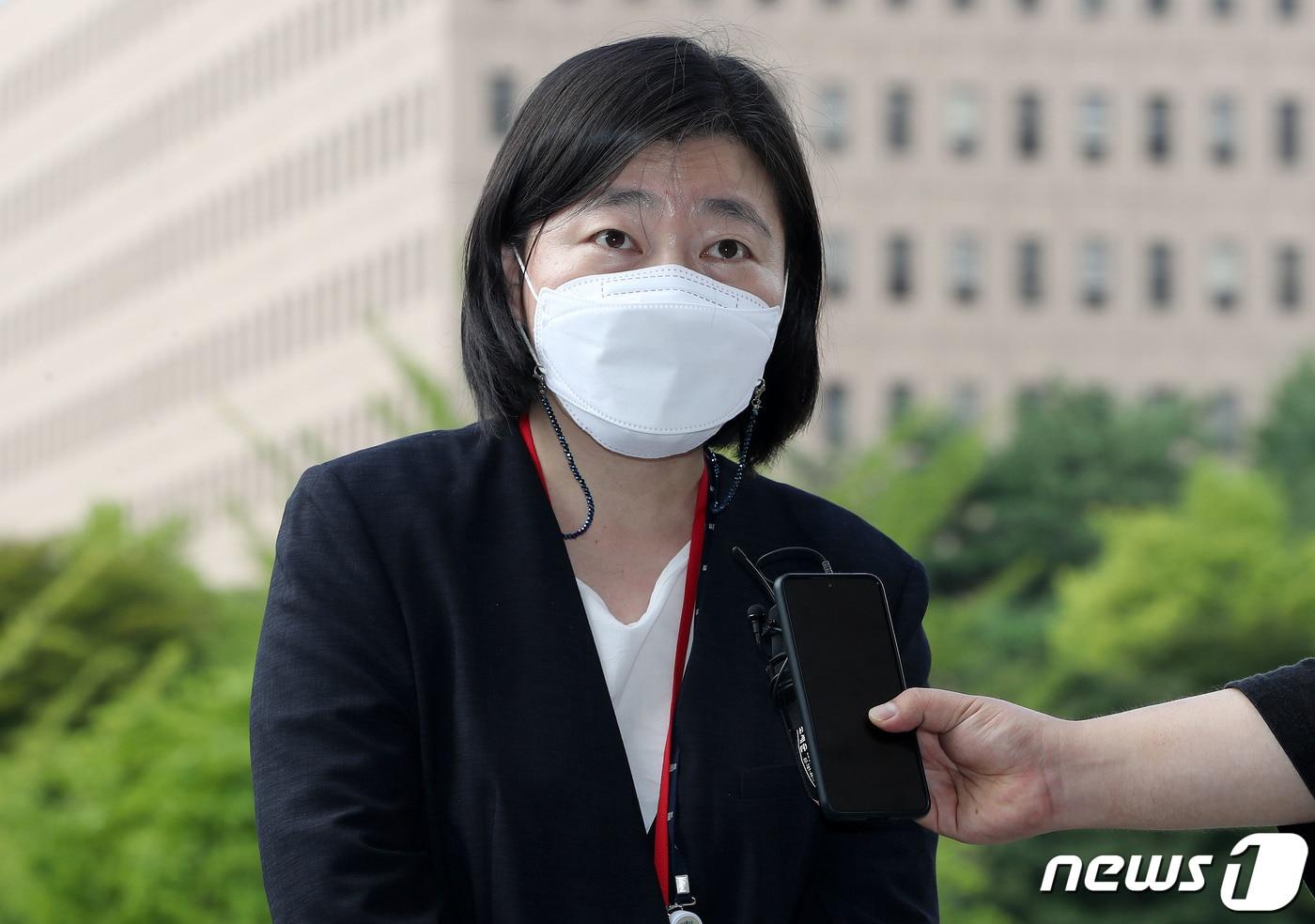 본문 이미지 - 임은정 대구지방검찰청 부장검사가 16일 오전 '고소장 위조 부실수사' 등과 관련해 고발인 조사를 받기 위해 경기도 과천시 고위공직자범죄수사처로 출석하며 취재진 질문에 답하고 있다. 2022.8.16/뉴스1 ⓒ News1 박세연 기자