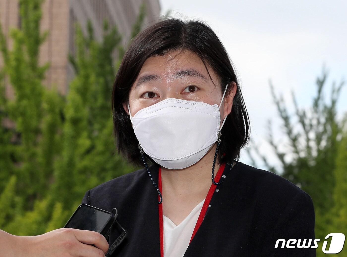 본문 이미지 - 임은정 대구지방검찰청 부장검사가 &#39;고소장 위조 부실수사&#39; 등과 관련해 고발인 조사를 받기 위해 경기도 과천시 고위공직자범죄수사처로 출석하며 취재진 질문에 답하고 있다. 2022.8.16/뉴스1 ⓒ News1 박세연 기자