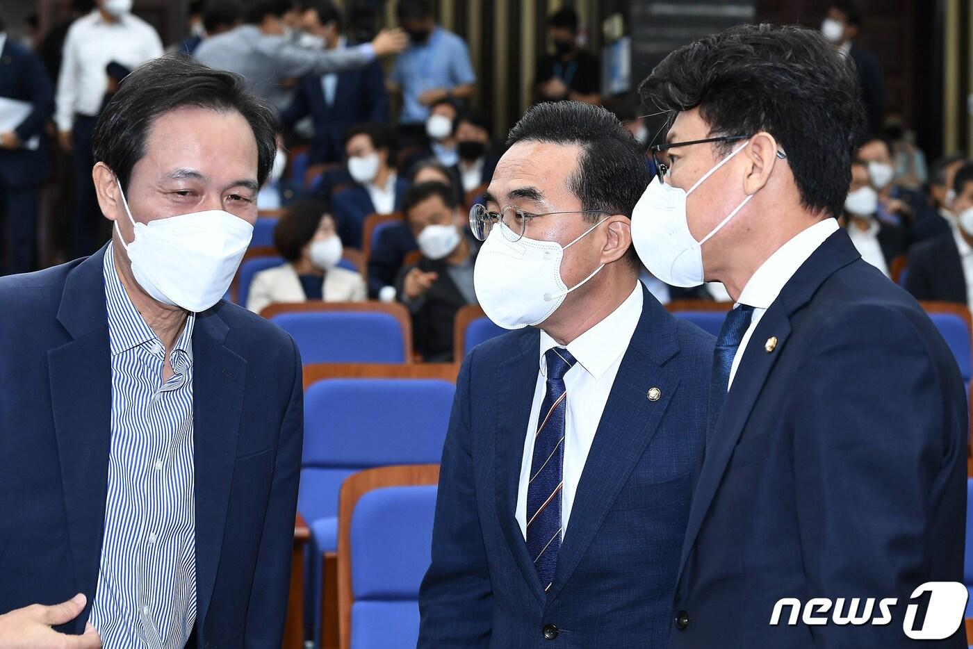 본문 이미지 - 우상호 더불어민주당 비상대책위원장(왼쪽부터)과 박홍근 원내대표, 진성준 원내수석부대표가 16일 서울 여의도 국회에서 열린 의원총회에서 대화를 나누고 있다. (공동취재) 2022.8.16/뉴스1 ⓒ News1 유승관 기자
