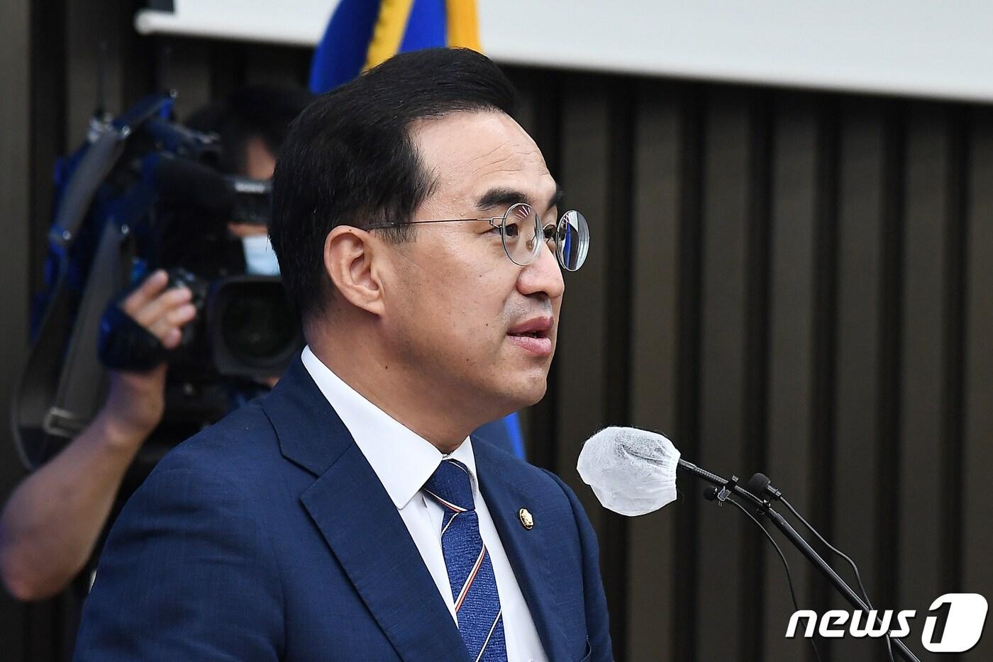 본문 이미지 - 박홍근 더불어민주당 원내대표가 16일 서울 여의도 국회에서 열린 의원총회에서 발언을 하고 있다. (공동취재) 2022.8.16/뉴스1 ⓒ News1 유승관 기자