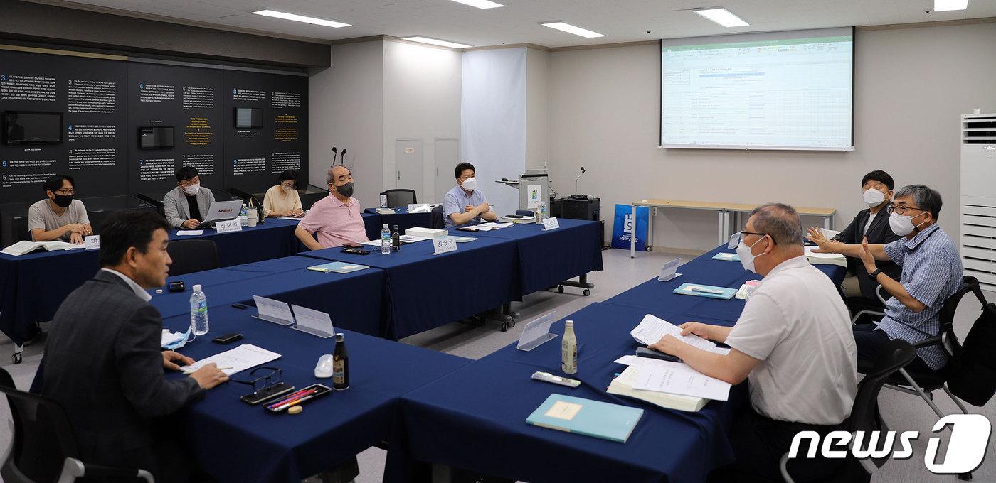 2022 제12회 5·18언론상 심사위원회가 지난 9일 5·18기념재단에서 응모작에 대한 심사를 진행하고 있다. 위원회는 3개 부문(취재보도 2, 사진·영상·다큐멘터리 1, 뉴미디어 콘텐츠 1)에 접수된 25편을 대상으로 심사를 진행, 총 4점을 선정했고, 공로상 수상자를 선정했다. (5·18기념재단 제공) 2022.8.16/뉴스1