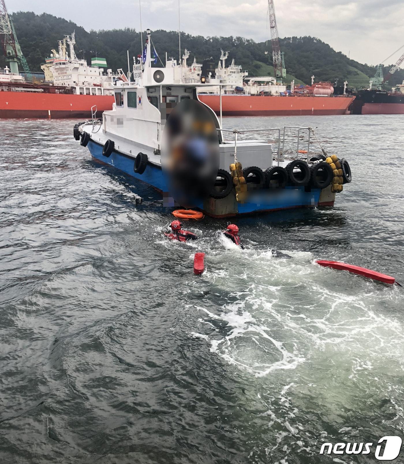 본문 이미지 - 16일 오전 10시35분께 울산시 남구 장생포 울산항 M-1 묘박지에서 선원 1명이 해상에 추락하는 사고가 발생해 해경이 구조작업을 하고 있다. (울산해경 제공) 