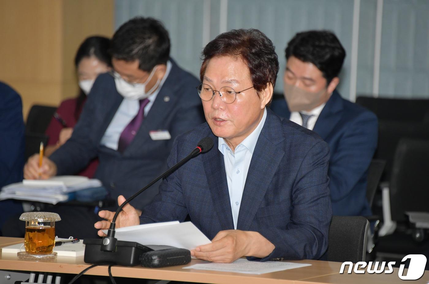 본문 이미지 - 박완수 경남도지사가 16일 오전 도청 도정회의실에서 ‘실국본부장회의’를 주재하고 있다.(경남도 제공)2022.8.16.