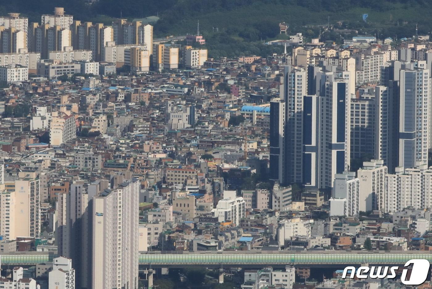 본문 이미지 - 서울 송파구 롯데월드타워 서울스카이에서 바라본 서울시내 . 2022.8.16/뉴스1 ⓒ News1 구윤성 기자