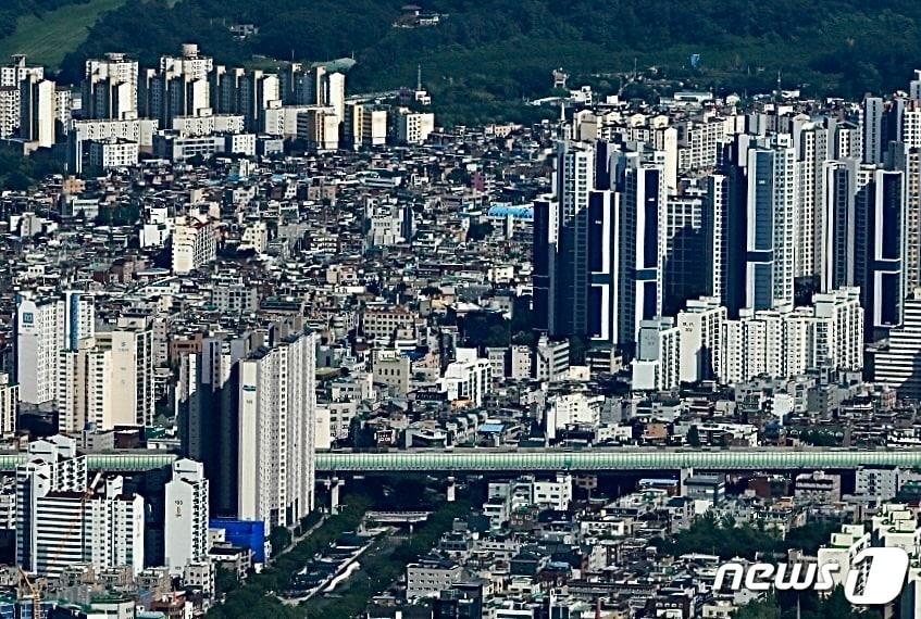 본문 이미지 - 서울 송파구 롯데월드타워 서울스카이에서 바라본 마천5구역과 거여동 일대. 2022.8.16/뉴스1 ⓒ News1 구윤성 기자