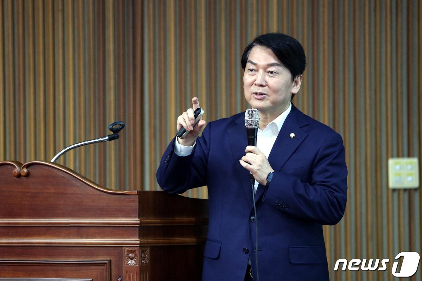 본문 이미지 - 안철수 국민의힘 의원이 16일 충북대학교 대학본부 대강당에서 '기업가 정신이란 무엇인가?'라는 주제로 특강하고 있다. 2022.8.16/뉴스1 ⓒ News1 김용빈 기자