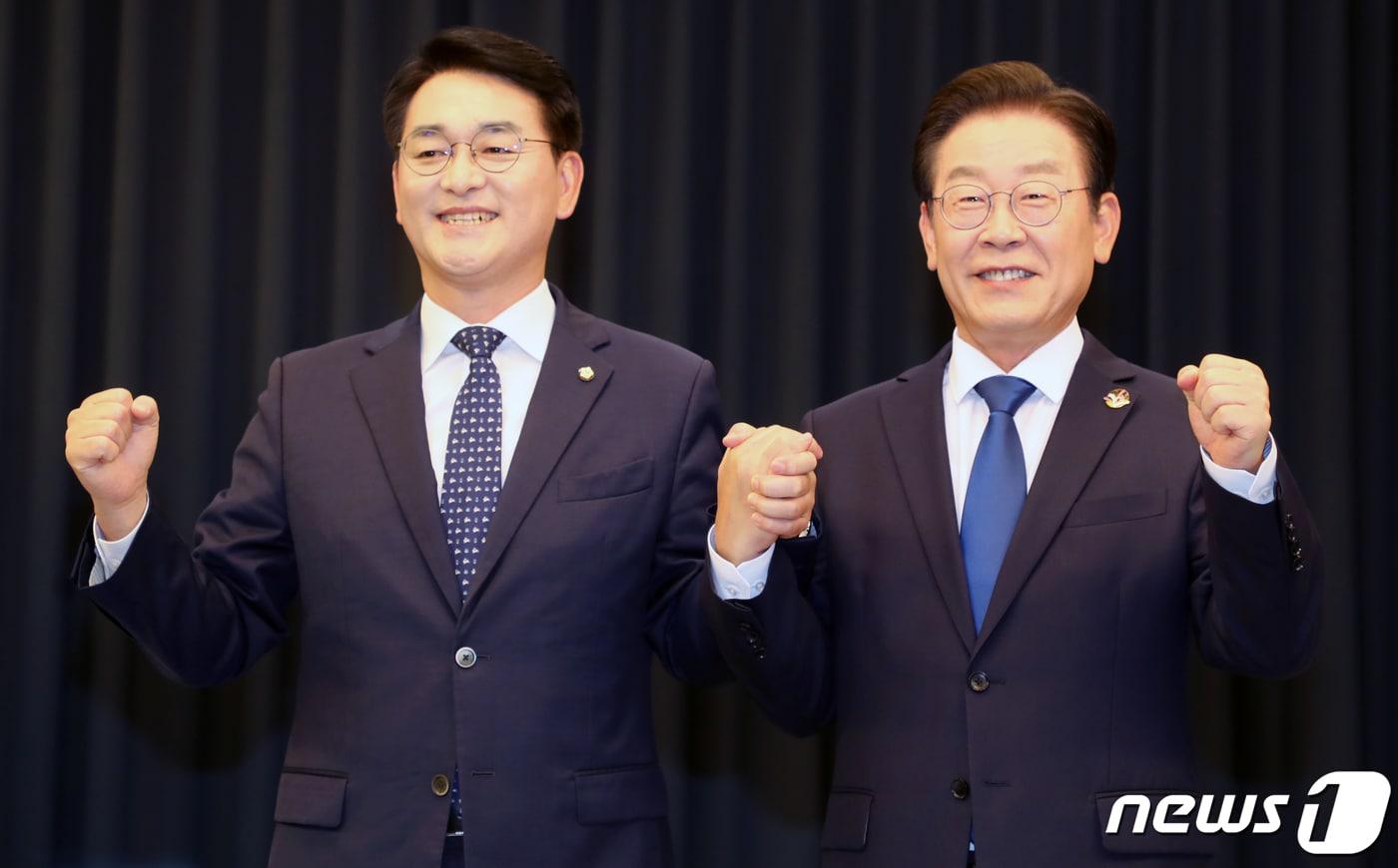 본문 이미지 - 박용진(왼쪽), 이재명 더불어민주당 당대표 후보가 16일 전북 전주시 JTV전주방송에서 열린 토론회에 앞서 기념촬영을 하고 있다. 2022.8.16/뉴스1 ⓒ News1 유경석 기자