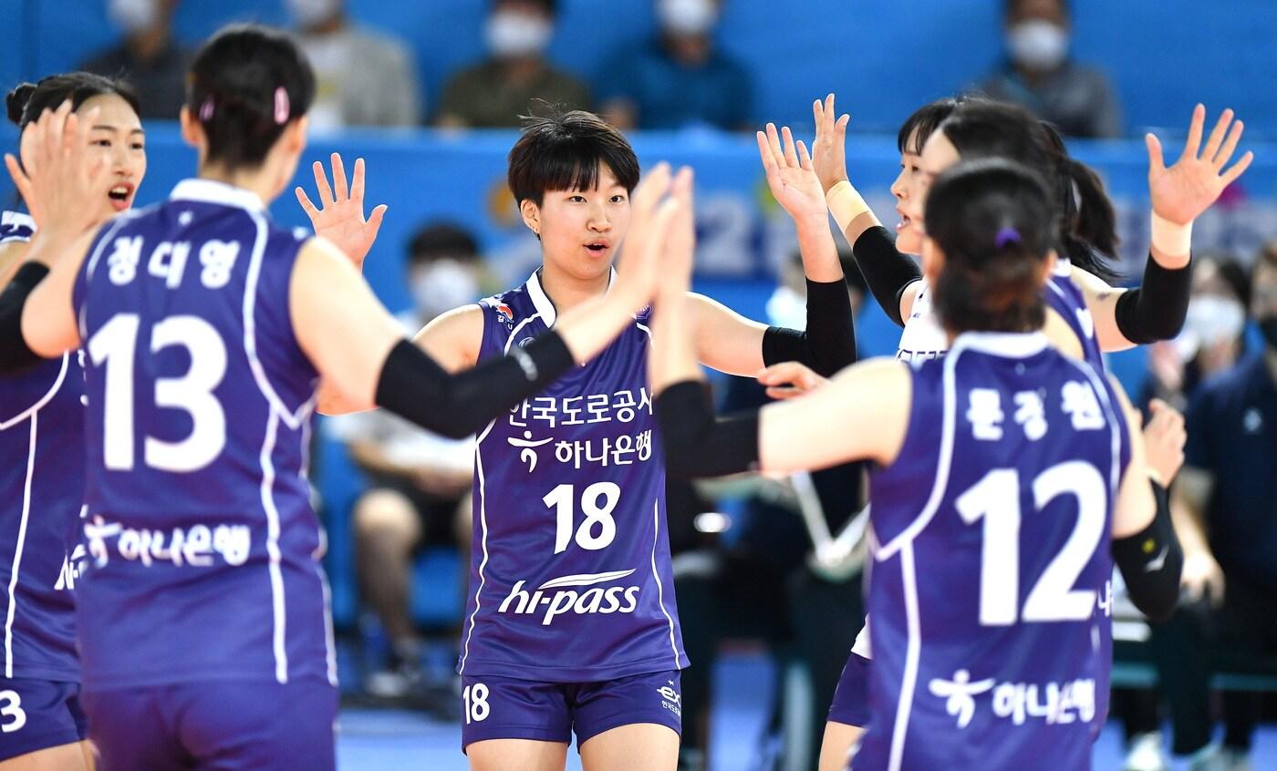 본문 이미지 - 공격 성공 후 동료들에게 축하를 받고 있는 한국도로공사의 김세인(KOVO 제공)