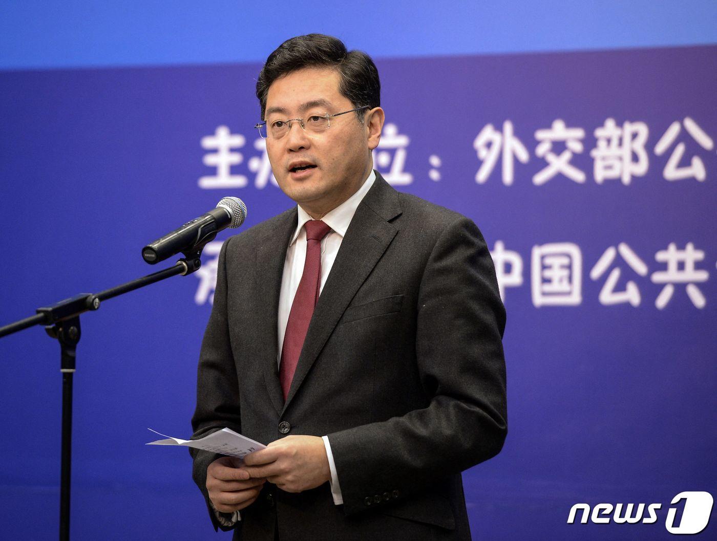 본문 이미지 - 친강 미국 주재 중국 대사. 사진은 친 대사가 중국 외교부 산하 정보국 국장 시절 수도 베이징에서 열린 한 행사에서 연설을 하고 있는 모습 2013.12.15 ⓒ AFP=뉴스1 ⓒ News1 정윤미 기자